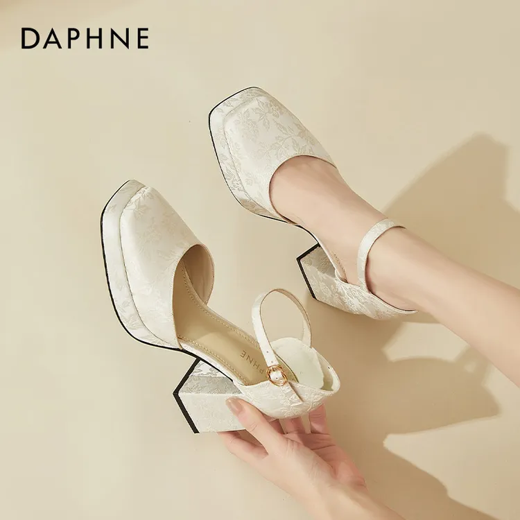 达芙妮厚底包头凉鞋女2025新款夏季一字带方头高跟鞋国风粗跟单鞋