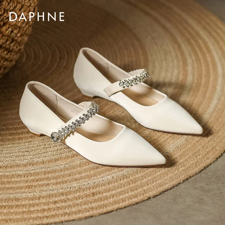达芙妮平底玛丽珍单鞋女2025新款春秋白色软底一脚蹬尖头水钻皮鞋
