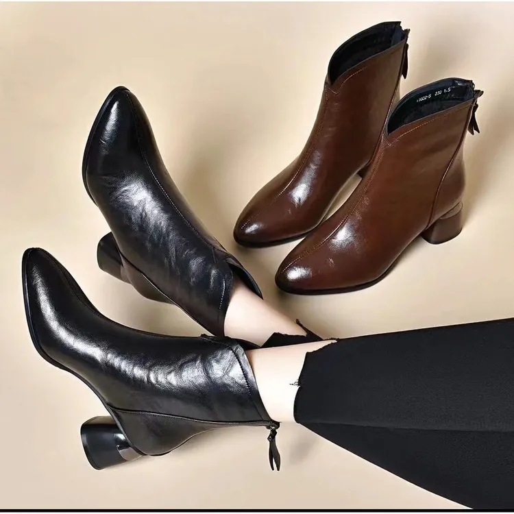 秋冬季加绒保暖粗跟高跟靴子时尚百搭气质尖头加绒小短靴女靴中跟