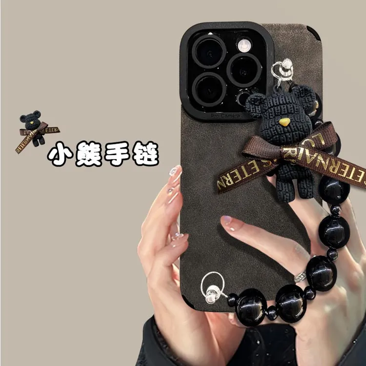 适用苹果16promax华为oppo女vivo小米卡通小熊手链翻毛皮手机壳