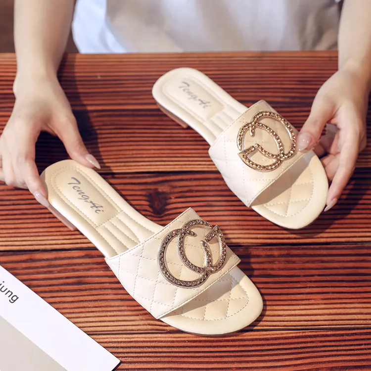 拖鞋女外穿网红超火平底2025新款百搭夏软底外出高级感凉拖ins潮