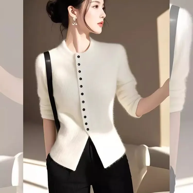 初冬时尚洋气独特绝美小众高级感韩系慵懒风白色圆领针织毛衣开衫