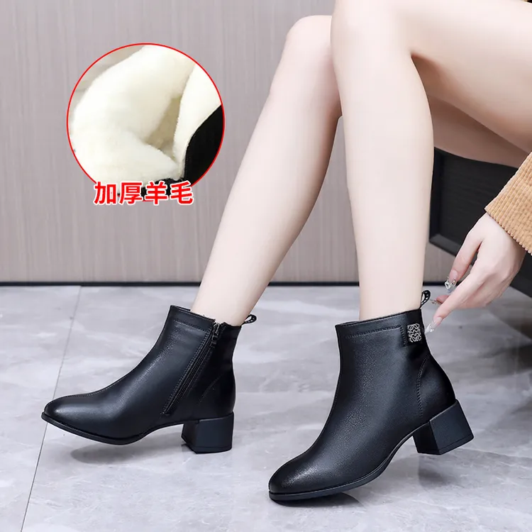 女鞋冬季款真皮羊毛中年中跟保暖加绒软底中老年人棉鞋妈妈短靴子