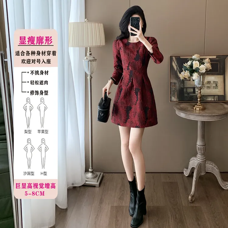 高端法式连衣裙女秋冬2024气质复古显高收腰遮肉酒红色小个子短裙