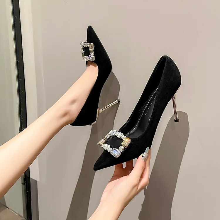 2025方扣水钻细跟尖头浅口黑色高跟鞋气质百搭性感小众职业单鞋女