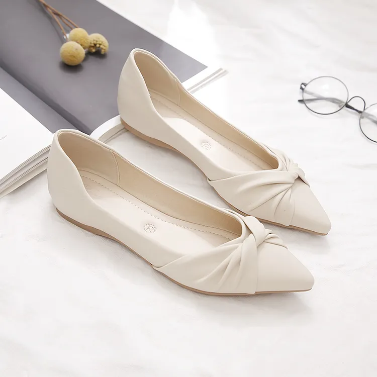 凯莉花尖头平底鞋女2025新款春秋百搭浅口豆豆鞋夏款软皮软底单鞋