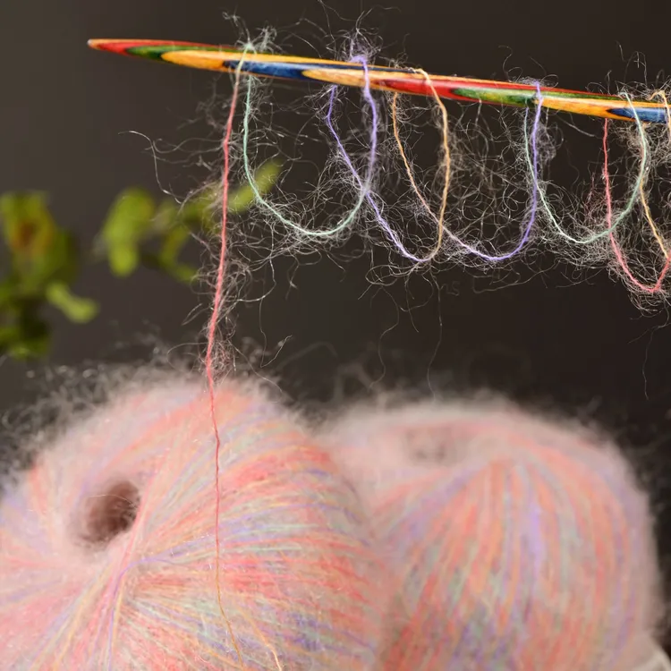 糖果 超柔软幼马海毛段染手工编织围巾披肩57%幼马海毛15%羊毛线