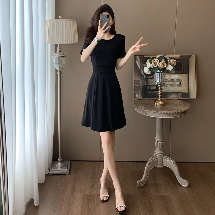 黑色赫本风连衣裙女夏季2024新款显瘦气质减龄高级感法式收腰裙子