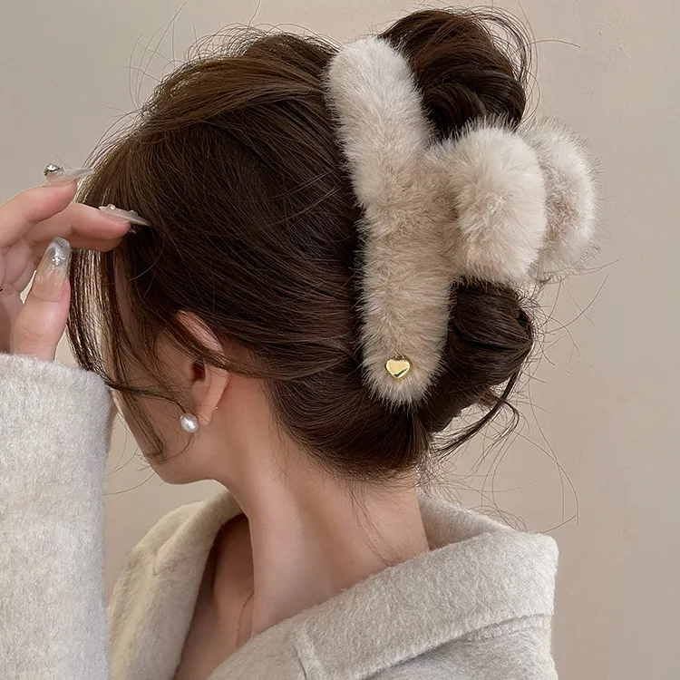 玫乐秋冬爱心毛毛抓夹慵懒风高级感毛绒鲨鱼夹2024新款发夹头饰