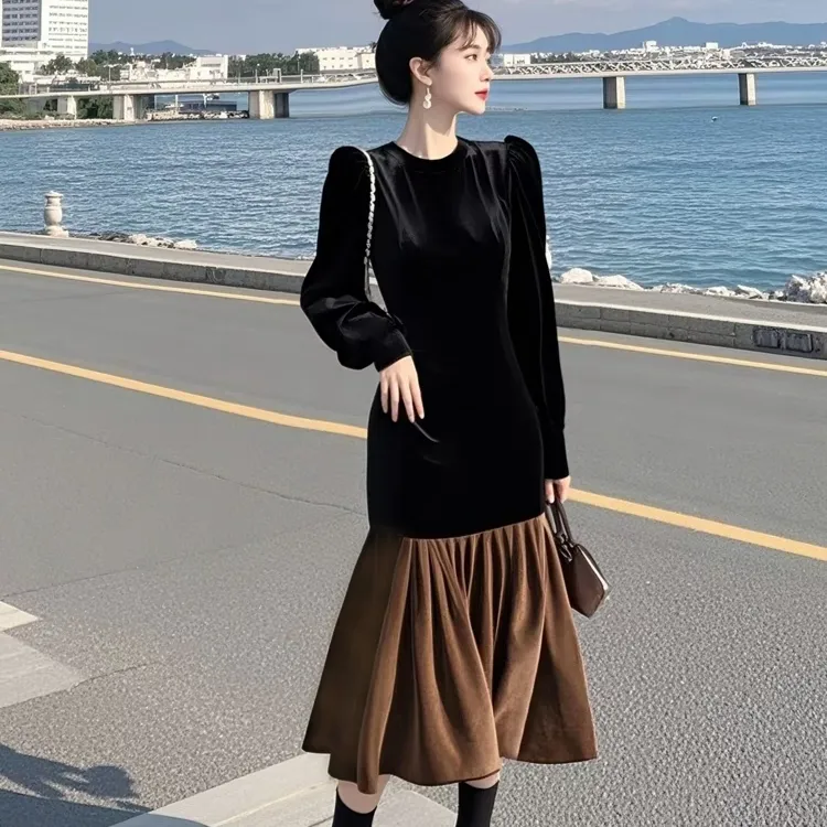冷淡系独特别致黑色丝绒拼接连衣裙女2024冬季爆款收腰内搭长裙子