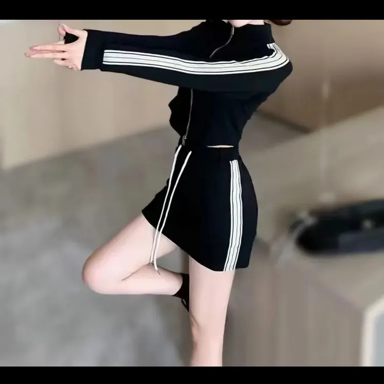 春秋韩版米条边辣妹运动风减龄休闲显瘦上衣配高腰半身裙时尚套装