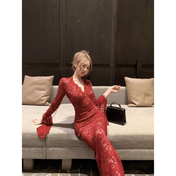爆款连体红色内衬蕾丝连衣裙女腰部镂空秋冬款通勤长袖包臀裙子