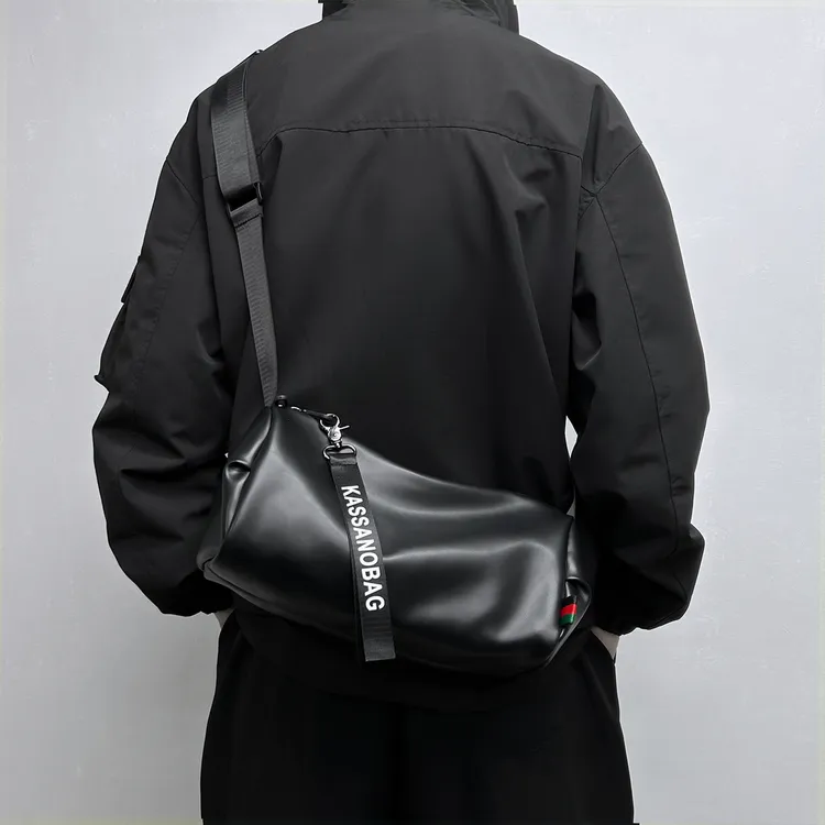 2023新款包包男士斜挎包圆筒小挎包男单肩包男潮牌简约防水通勤包