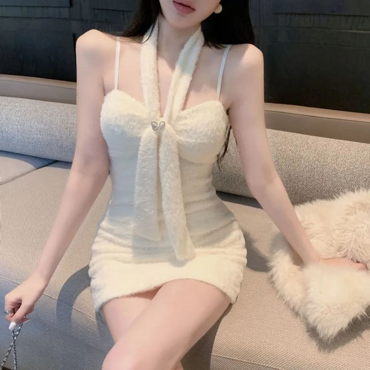 小香风名媛挂脖气质连衣裙女2024秋冬新款性感包臀抹胸裙子配围巾