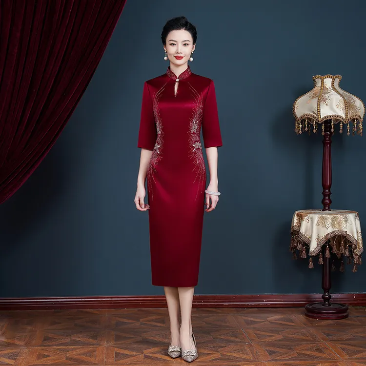 2025新进口三醋酸亮酒红改良旗袍后开叉修身喜婆婆妈妈婚宴礼服Y