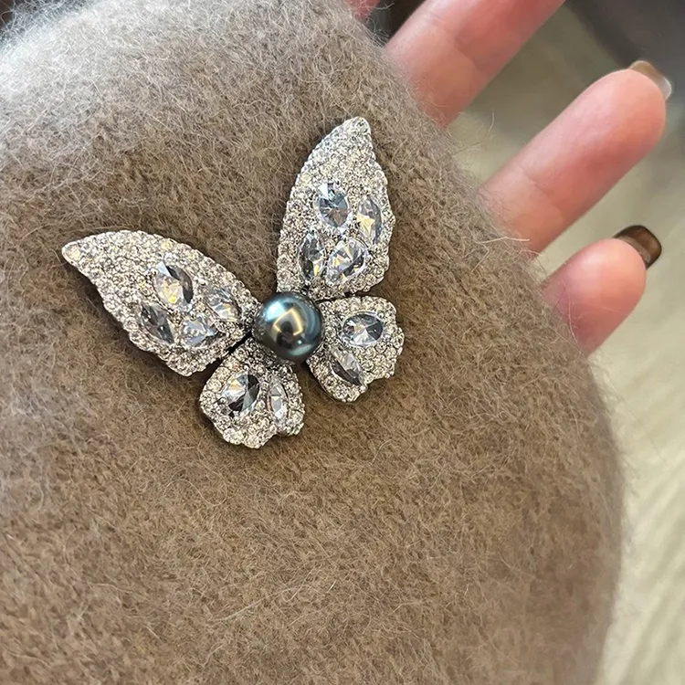 合金胸针 网哥弟新施家蝴蝶胸针高档胸花别针奢华小香风高端配饰