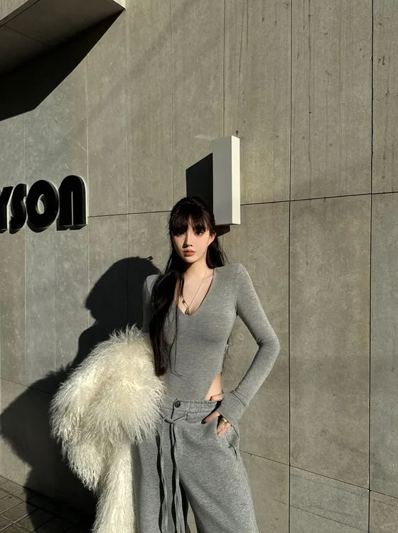 灰色V时尚领长袖针织衫女春季2025气质新款高级感修身显瘦休闲