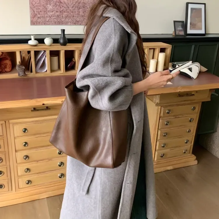 七七 韩系ins质感大容量单肩包女2024秋冬新款简约软面通勤托特包