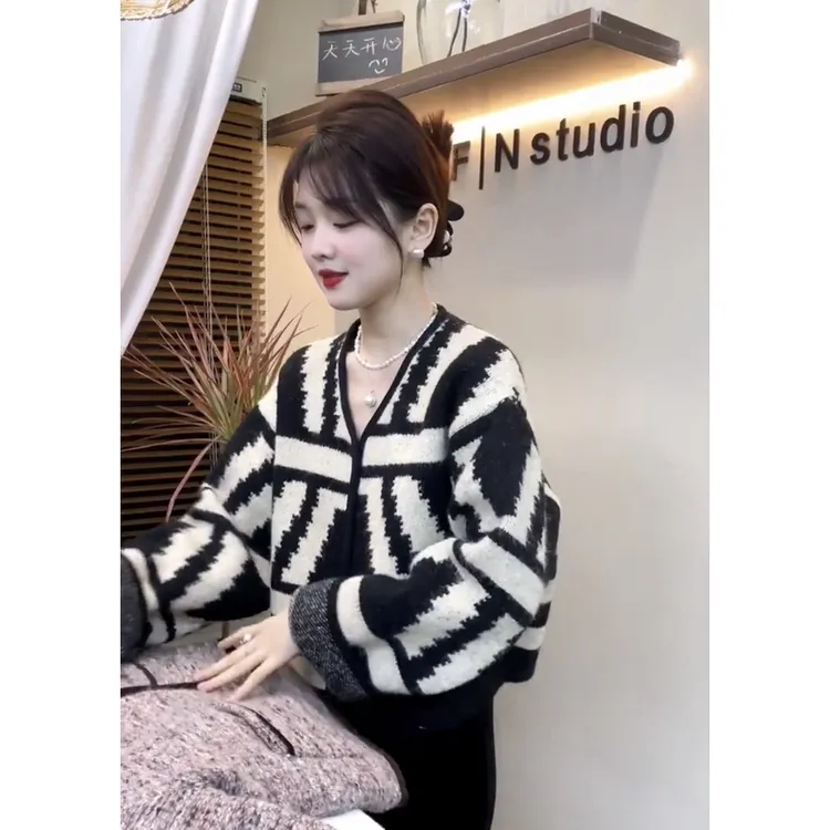 法式小众通勤高级感V领撞色针织衫女秋冬新款独特别致开衫外套ins