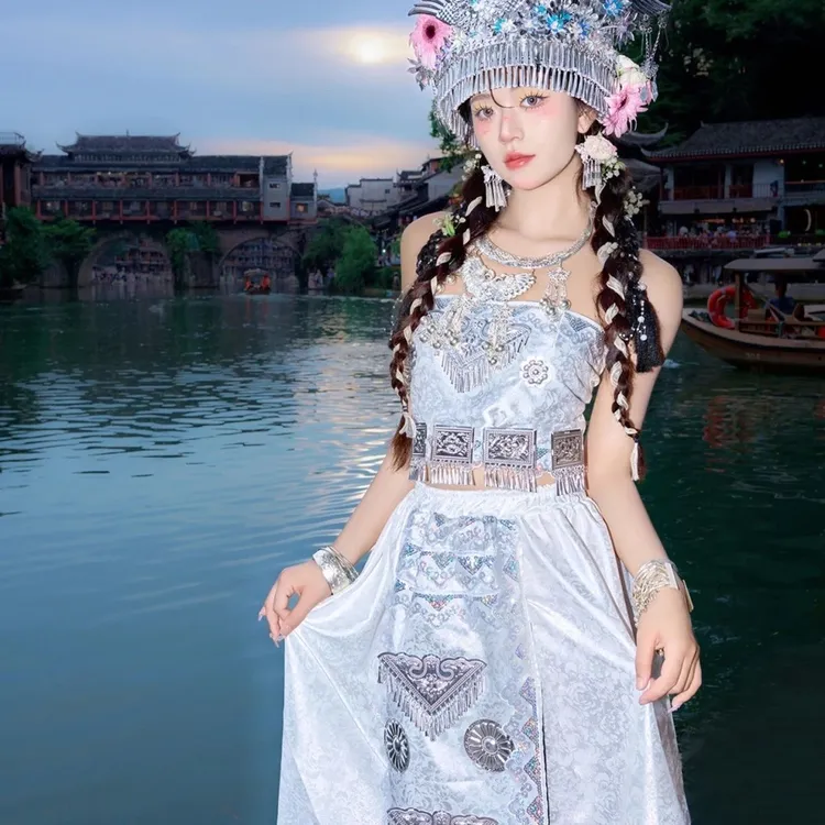 哈尼族苗族白色抹胸长裙苗疆少女清纯灵动演出服贵州云南旅拍摄影