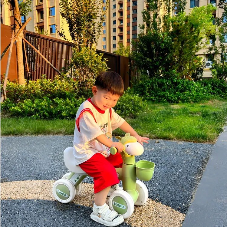 1-4岁儿童玩具骑平衡车小孩无脚踏溜溜车滑步学步四轮宝宝滑行车