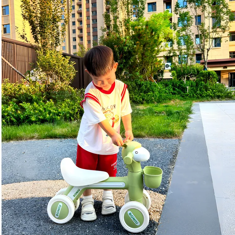1-3岁儿童玩具骑平衡车小孩无脚踏溜溜车滑步学步四轮宝宝滑行车