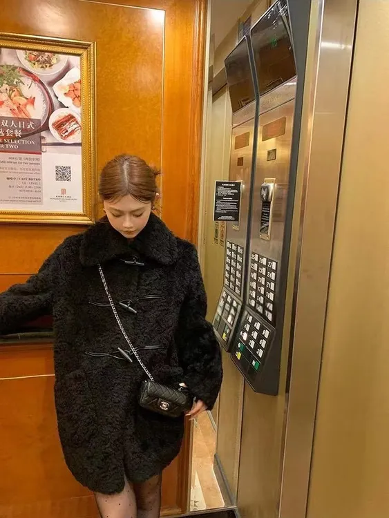 羔羔毛外套女新款秋冬宽松牛角扣中长款黑色大翻领皮毛一体大衣