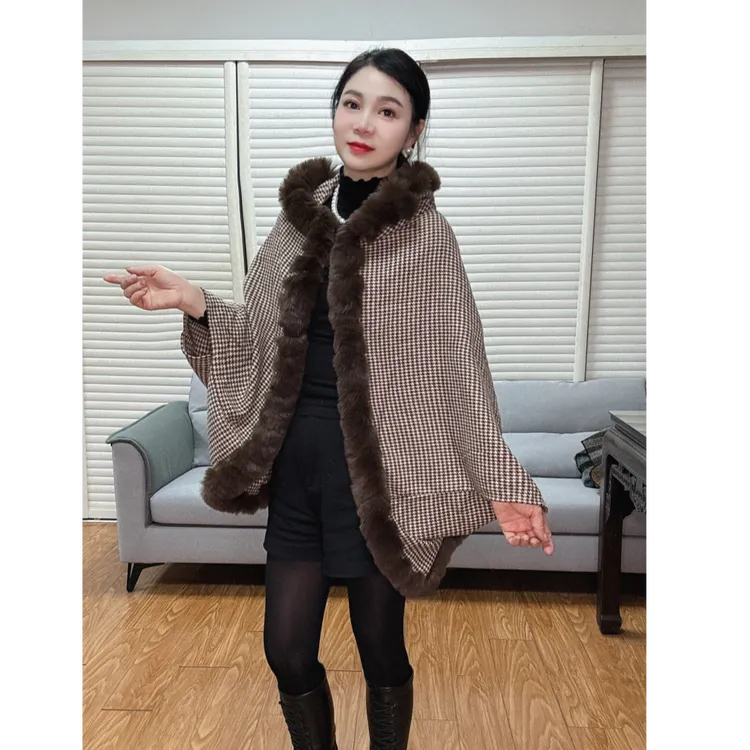 2024秋冬新款连帽披肩毛毛披肩时尚显瘦妈妈装斗篷百搭气质外披