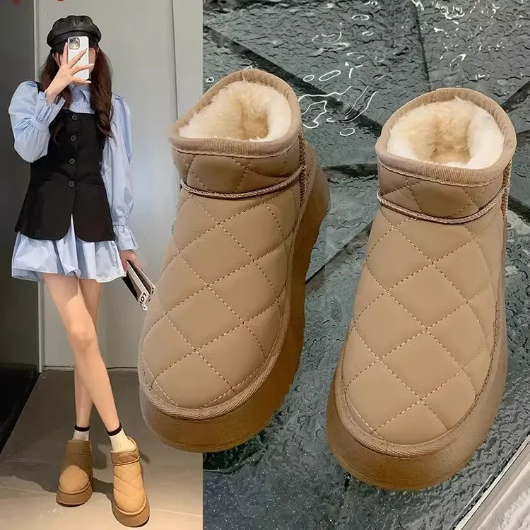 2024秋冬新款时尚厚底短筒雪地靴女菱格松糕底加绒保暖毛毛女棉鞋