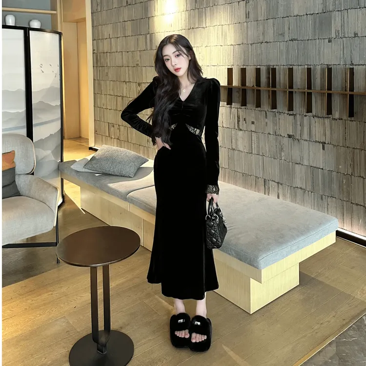 法式赫本风黑色丝绒长袖连衣裙女早春V领高级感气质名媛年会长裙