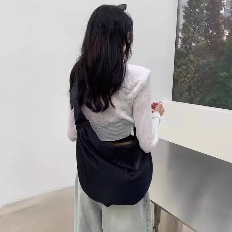 潮流大容量牛津布包包女2025新款慵懒风饺子包斜挎大包单肩旅行包