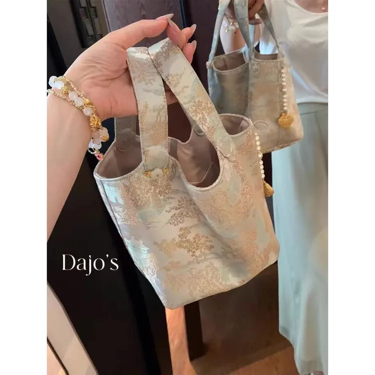 2024日常搭配一只看似小但巨能装的包包！很日常！也和新中式很配