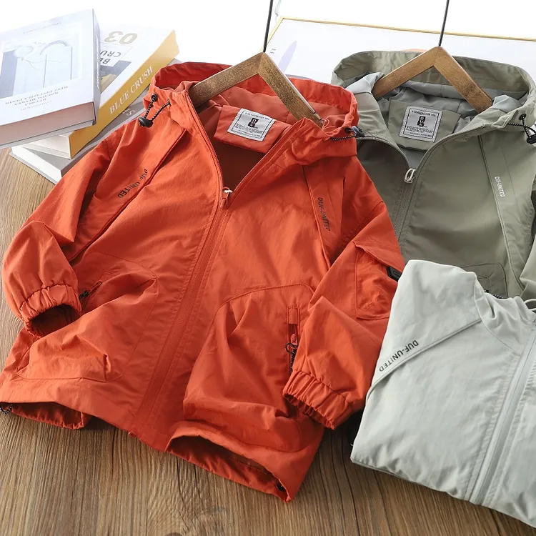 儿童春秋百搭冲锋衣2025春款男童户外防风连帽外套中大童拉链开衫