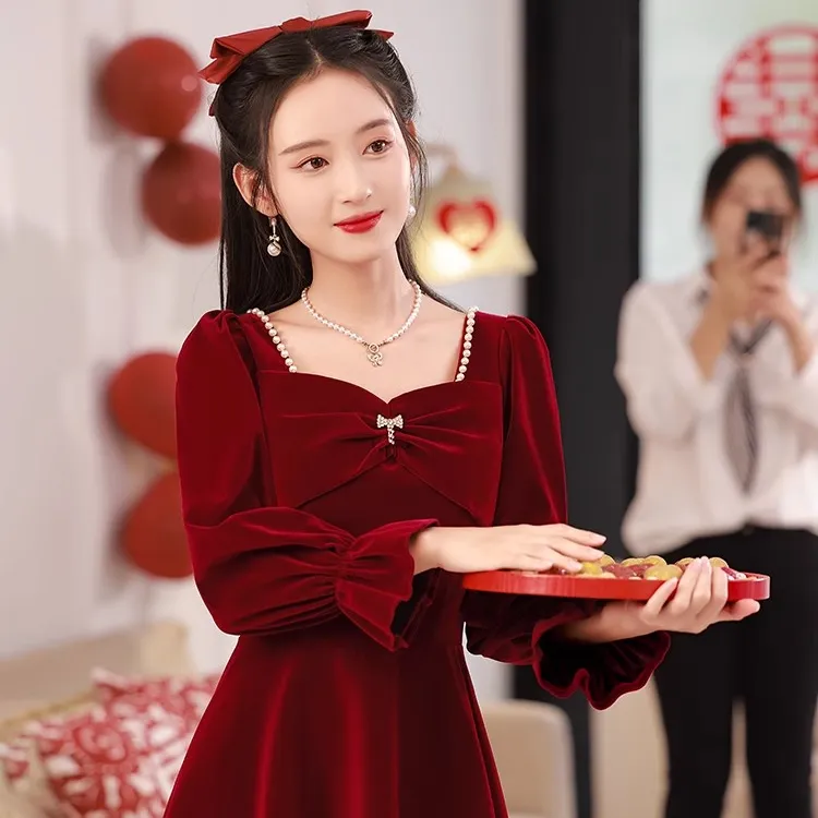 敬酒服新娘2025新款酒红色丝绒订婚礼服结婚回门气质连衣裙女秋季