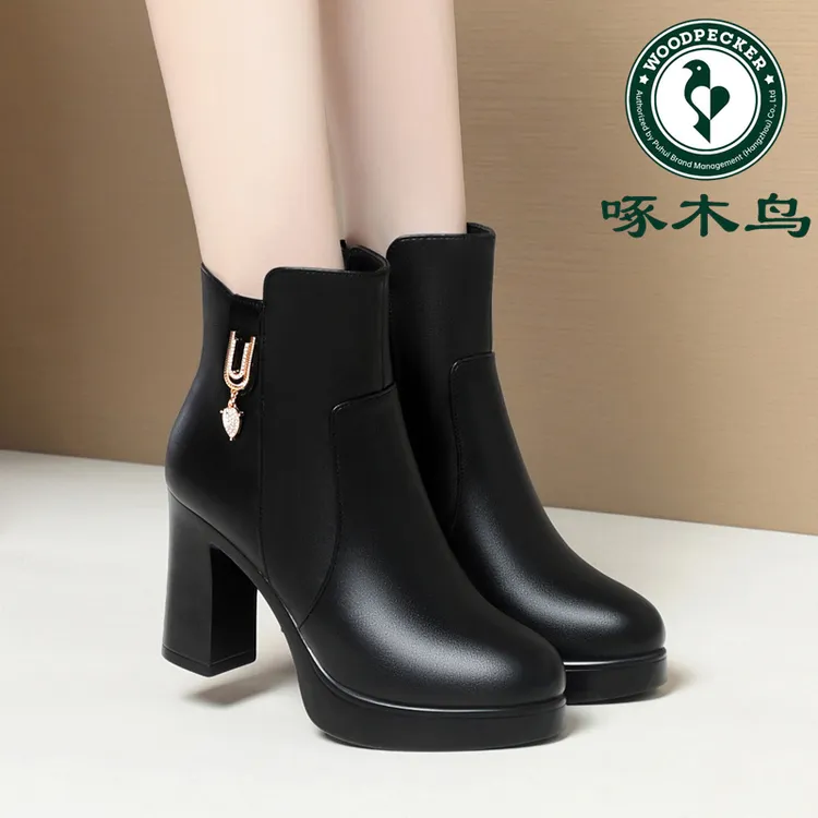 啄木鸟冬季新款妈妈短靴加绒保暖中年女士皮靴防水台厚底高跟短靴
