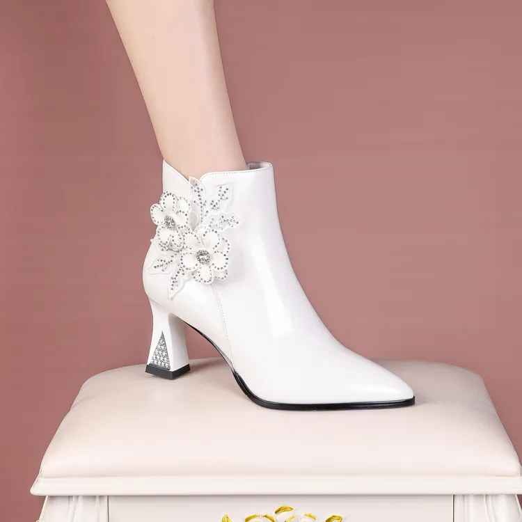 2025秋季新款尖头高跟短靴时尚水钻花朵粗跟真皮踝靴冬季秋冬