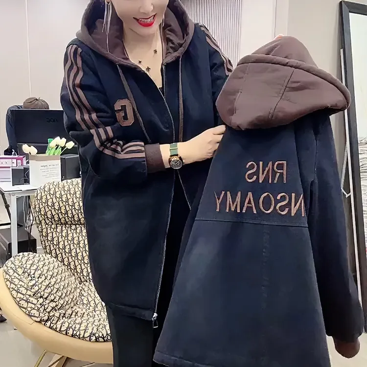 秋冬加绒加厚休闲时尚百搭连帽宽松显瘦大码刺绣字母派克服外套女