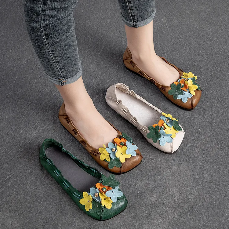 8261中老年妈妈鞋女鞋新款浅口真皮软底春秋花朵平底防滑鞋子洞洞