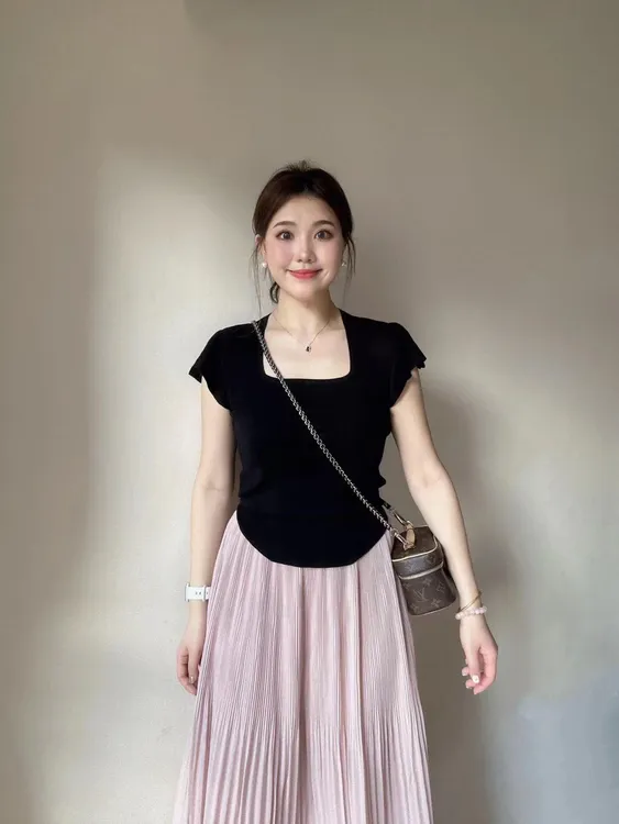 法式小众女夏款黑色方领正肩修身短袖T恤配粉色裙子套装