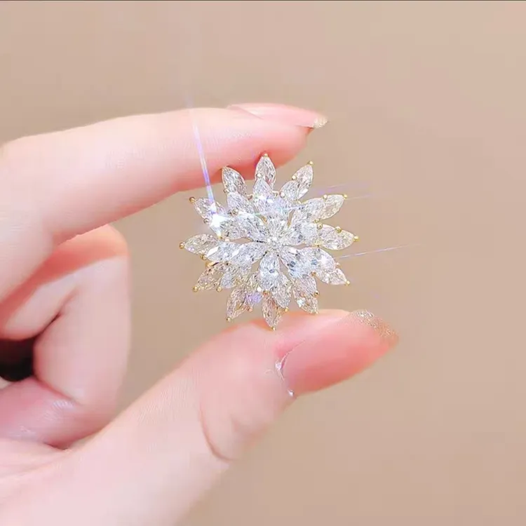 旋转莲花施莱运转胸针男女白色镐石精致超闪西服毛衣裙子配饰领针