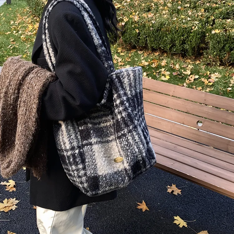 秋冬新款格纹毛绒托特包大容量单肩包百搭时尚日系文艺简约