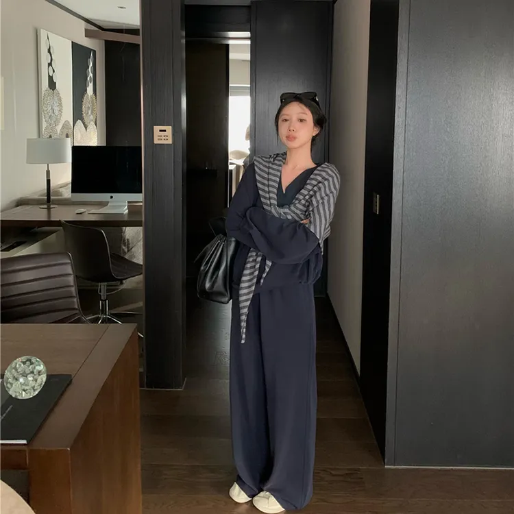 秋季简约V领宽松长袖卫衣纯色休闲高腰阔腿裤条纹披肩三件套