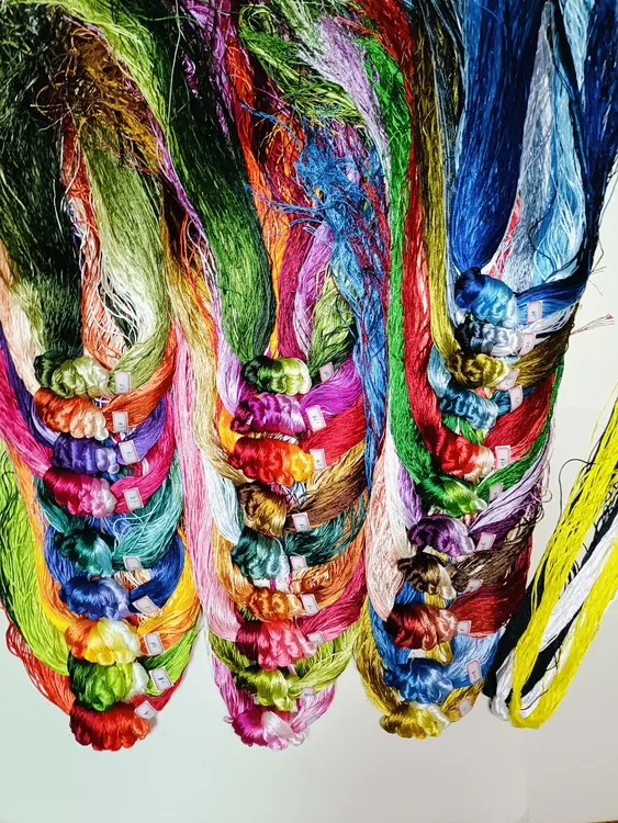 纯手工渐变刺绣涤丝线，色彩靓丽，手感丝滑不褪色不起毛绣花线批发