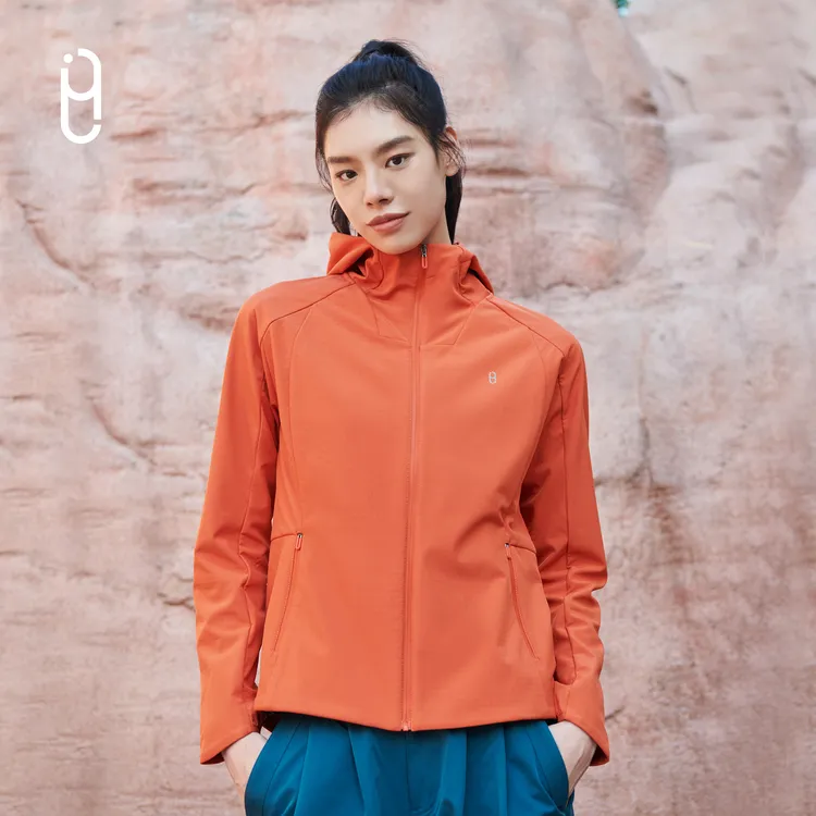 YLI轻量软壳冲锋衣蓄热保暖防风防泼水修身显瘦户外登山连帽夹克