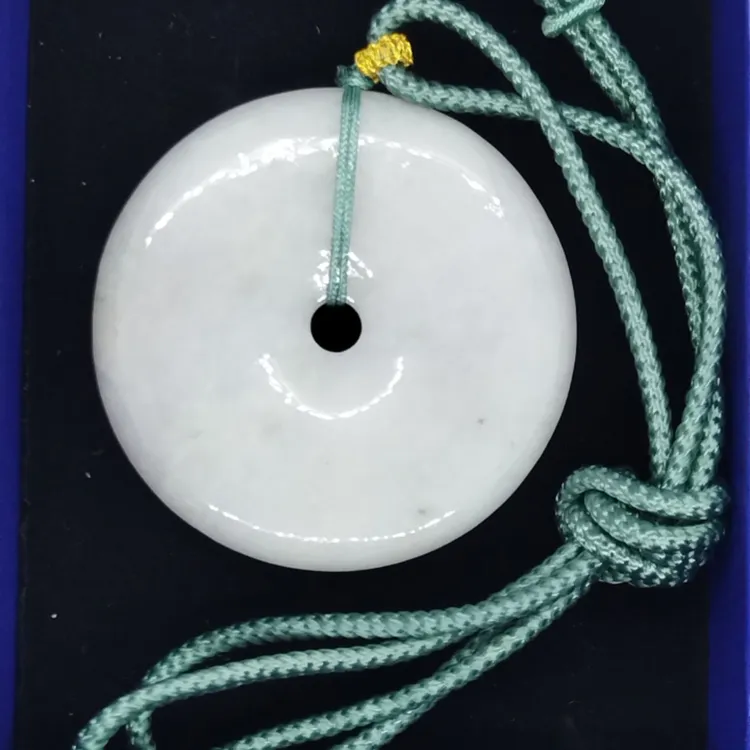 大号时尚平安扣吊坠，天然翡翠A货，白色百搭，赠挂绳，直径4.45cm