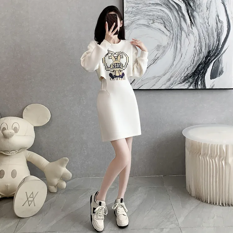 白色卫衣裙秋装女2023年新款减龄洋气小众设计感露腰小个子连衣裙