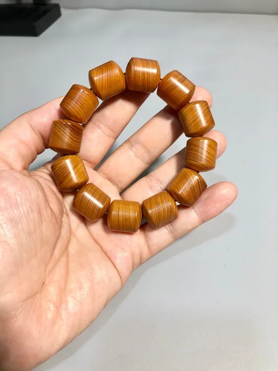 太行崖柏高‮陈油‬化料的18x1.6x12颗桶珠手串，奶香味浓郁纹理漂亮