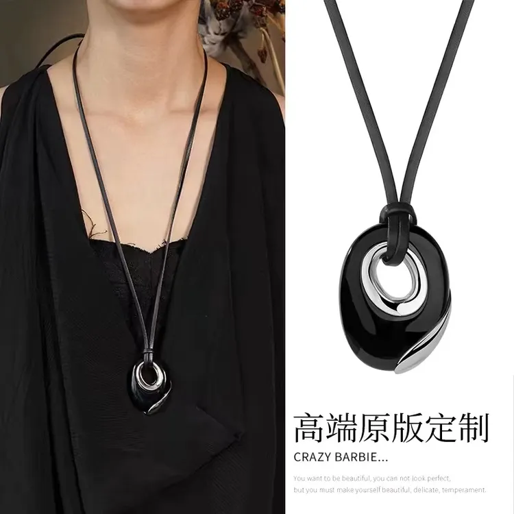 非金属皮质项链 黑色圆形吊坠皮绳长款项链女2024新款小众毛衣链 