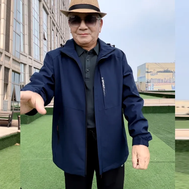 中老年加肥加大码冲锋衣爸爸秋季宽松防水外套时尚户外运动夹克