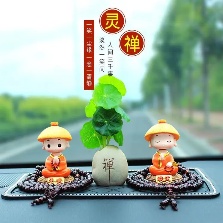 中控台摆件一路平安鹿车载摇头小和尚可爱香薰男女高档持久装饰品